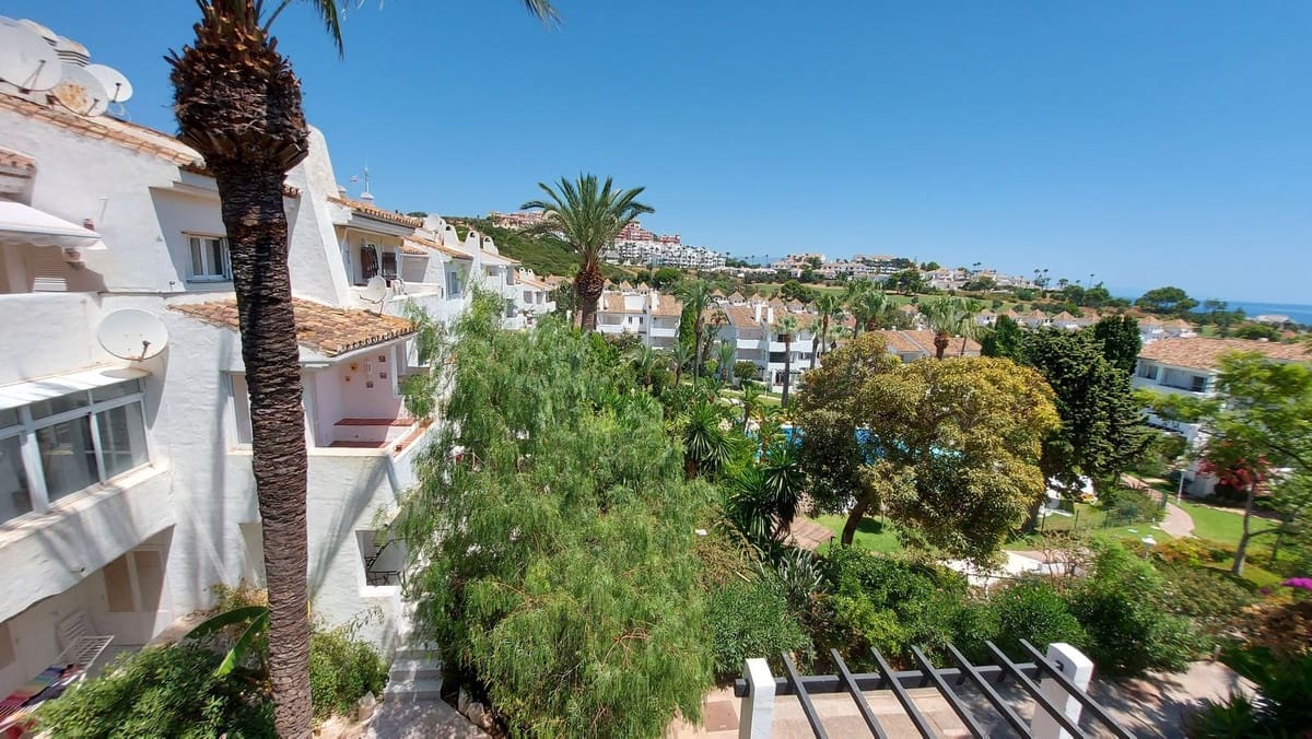 2 soveværelse Lejlighed til salg i La Duquesa / Puerto de la Duquesa med swimmingpool - € 205.000 (Ref: 10125170)