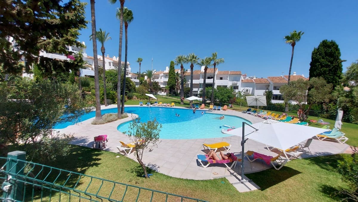 2 soveværelse Lejlighed til salg i La Duquesa / Puerto de la Duquesa med swimmingpool - € 205.000 (Ref: 10125170)