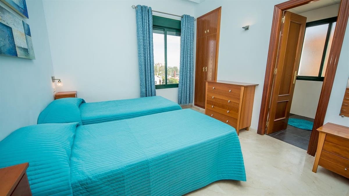 2 quarto Penthouse para venda em La Duquesa / Puerto de la Duquesa com piscina garagem - 375 000 € (Ref: 10125171)