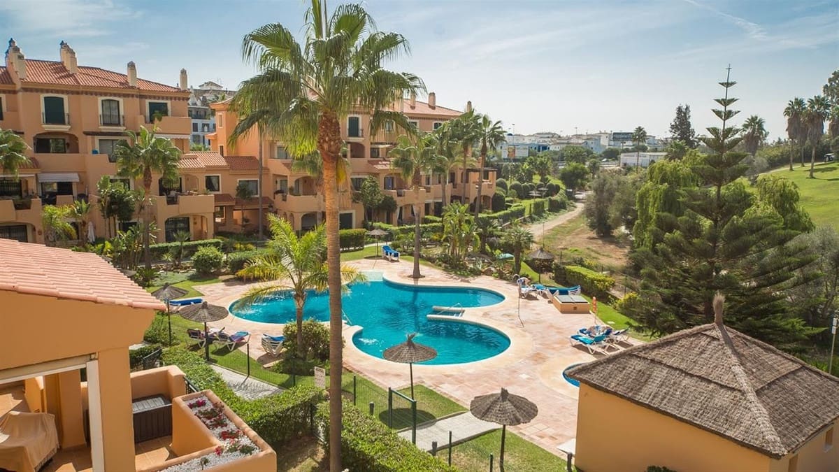 2 quarto Penthouse para venda em La Duquesa / Puerto de la Duquesa com piscina garagem - 375 000 € (Ref: 10125171)