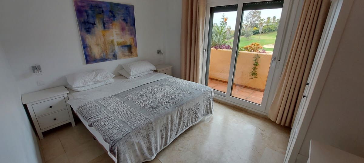2 quarto Penthouse para venda em La Duquesa / Puerto de la Duquesa com piscina garagem - 375 000 € (Ref: 10125171)