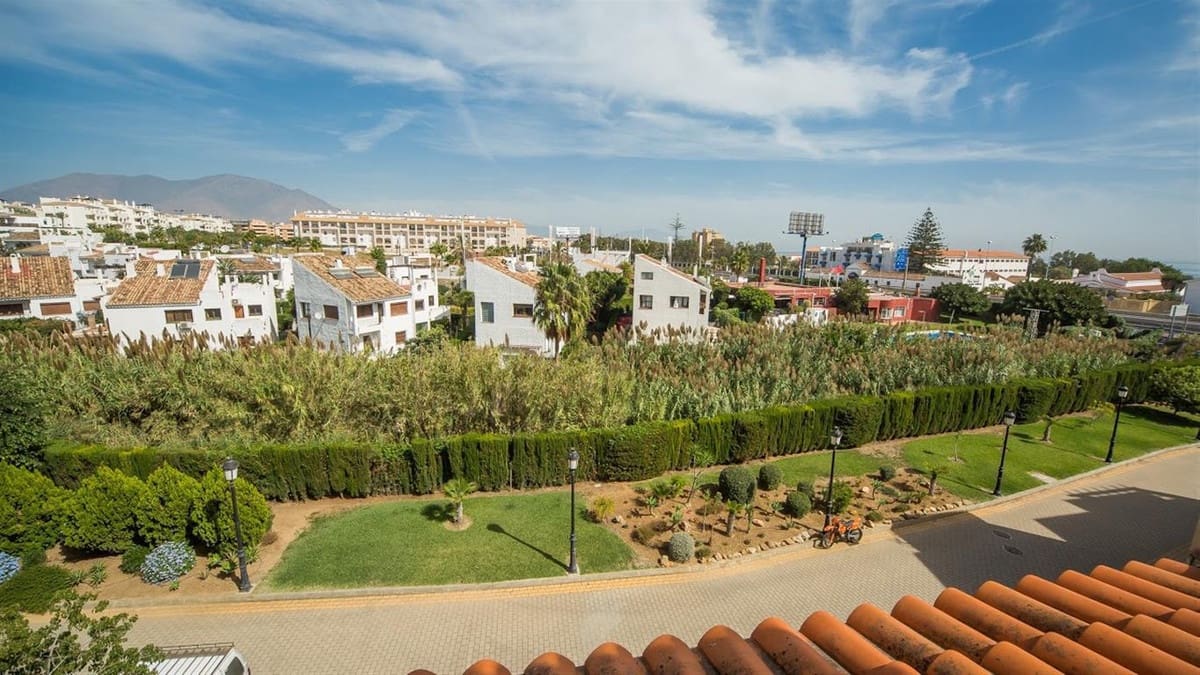 2 quarto Penthouse para venda em La Duquesa / Puerto de la Duquesa com piscina garagem - 375 000 € (Ref: 10125171)
