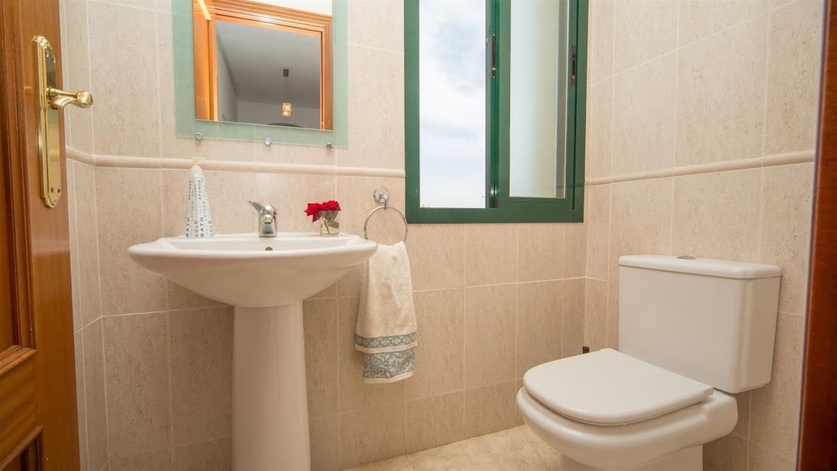 2 quarto Penthouse para venda em La Duquesa / Puerto de la Duquesa com piscina garagem - 375 000 € (Ref: 10125171)