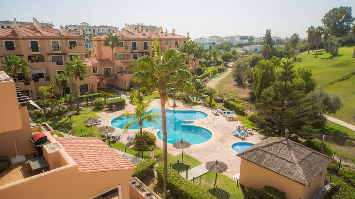 2 quarto Penthouse para venda em La Duquesa / Puerto de la Duquesa com piscina garagem - 375 000 € (Ref: 10125171)