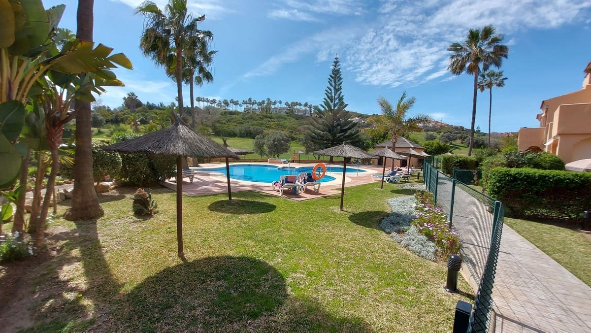 2 quarto Penthouse para venda em La Duquesa / Puerto de la Duquesa com piscina garagem - 375 000 € (Ref: 10125171)