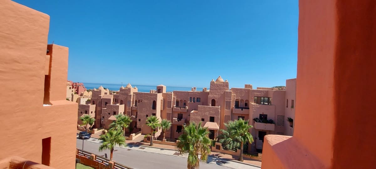 2 makuuhuone Huoneisto myytävänä paikassa La Duquesa / Puerto de la Duquesa mukana uima-altaan 
autotalli - 269 000 € (Ref: 10125186)