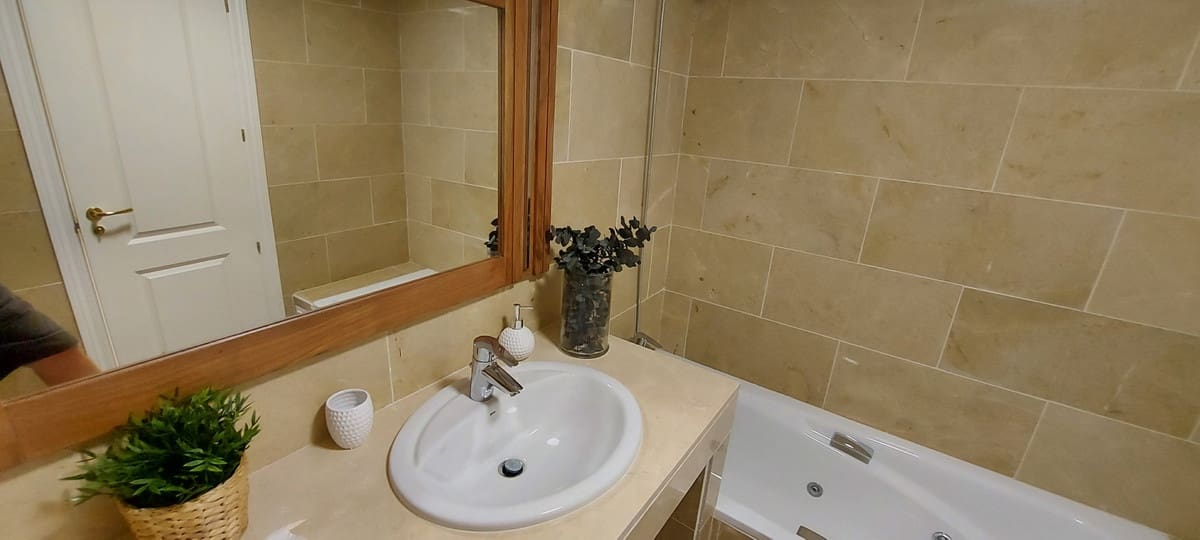 2 makuuhuone Huoneisto myytävänä paikassa La Duquesa / Puerto de la Duquesa mukana uima-altaan 
autotalli - 269 000 € (Ref: 10125186)
