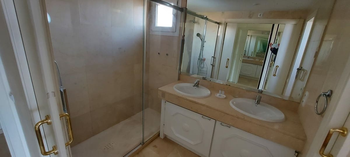 2 slaapkamer Appartement te koop in La Duquesa / Puerto de la Duquesa met zwembad garage - € 595.000 (Ref: 10125195)