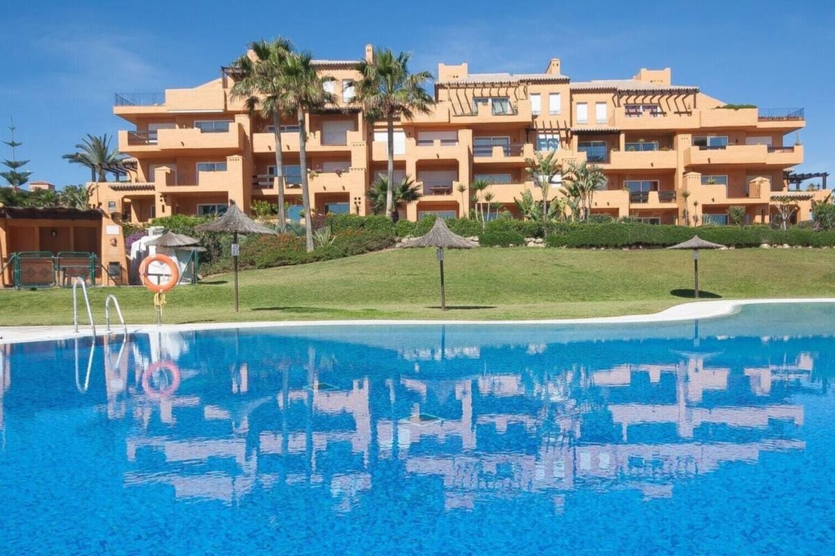 2 slaapkamer Appartement te koop in La Duquesa / Puerto de la Duquesa met zwembad garage - € 595.000 (Ref: 10125195)