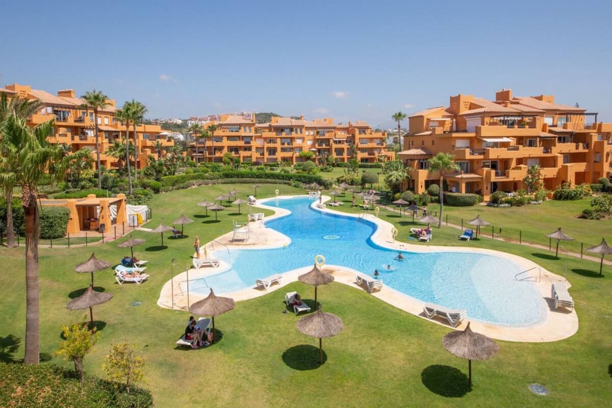 2 slaapkamer Appartement te koop in La Duquesa / Puerto de la Duquesa met zwembad garage - € 595.000 (Ref: 10125195)