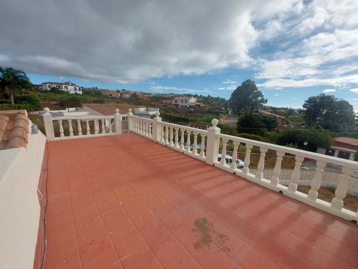 4 soveværelse Villa til salg i Manilva med swimmingpool garage - € 599.000 (Ref: 10125196)