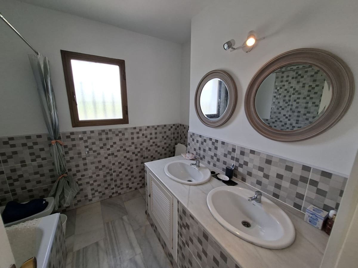 Casa de 3 habitaciones en La Duquesa / Puerto de la Duquesa en venta con piscina garaje - 395.000 € (Ref: 10125209)