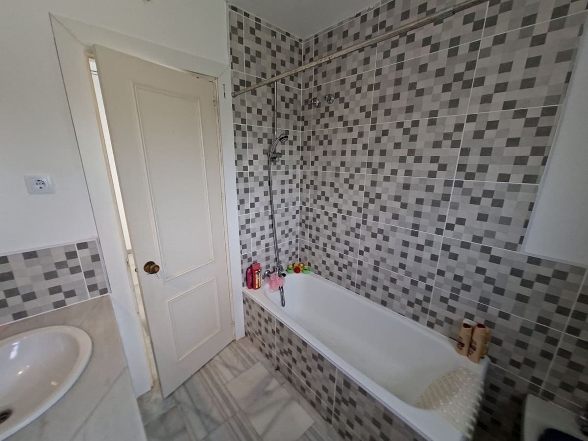 Casa de 3 habitaciones en La Duquesa / Puerto de la Duquesa en venta con piscina garaje - 395.000 € (Ref: 10125209)