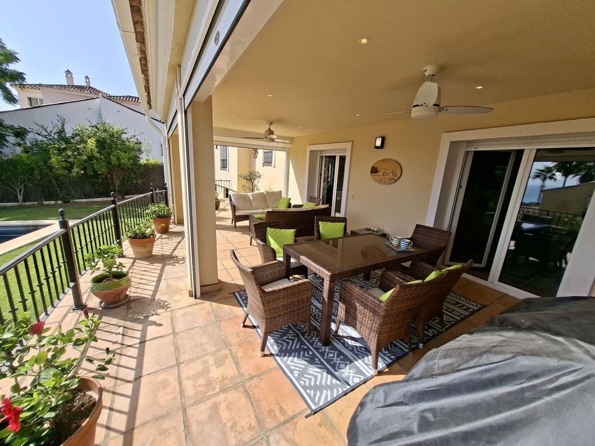 4 makuuhuone Huvila myytävänä paikassa La Duquesa / Puerto de la Duquesa mukana uima-altaan 
autotalli - 865 000 € (Ref: 10125210)