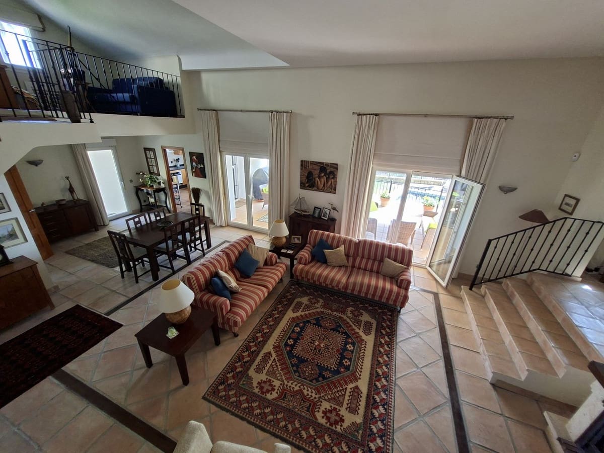 4 makuuhuone Huvila myytävänä paikassa La Duquesa / Puerto de la Duquesa mukana uima-altaan 
autotalli - 865 000 € (Ref: 10125210)