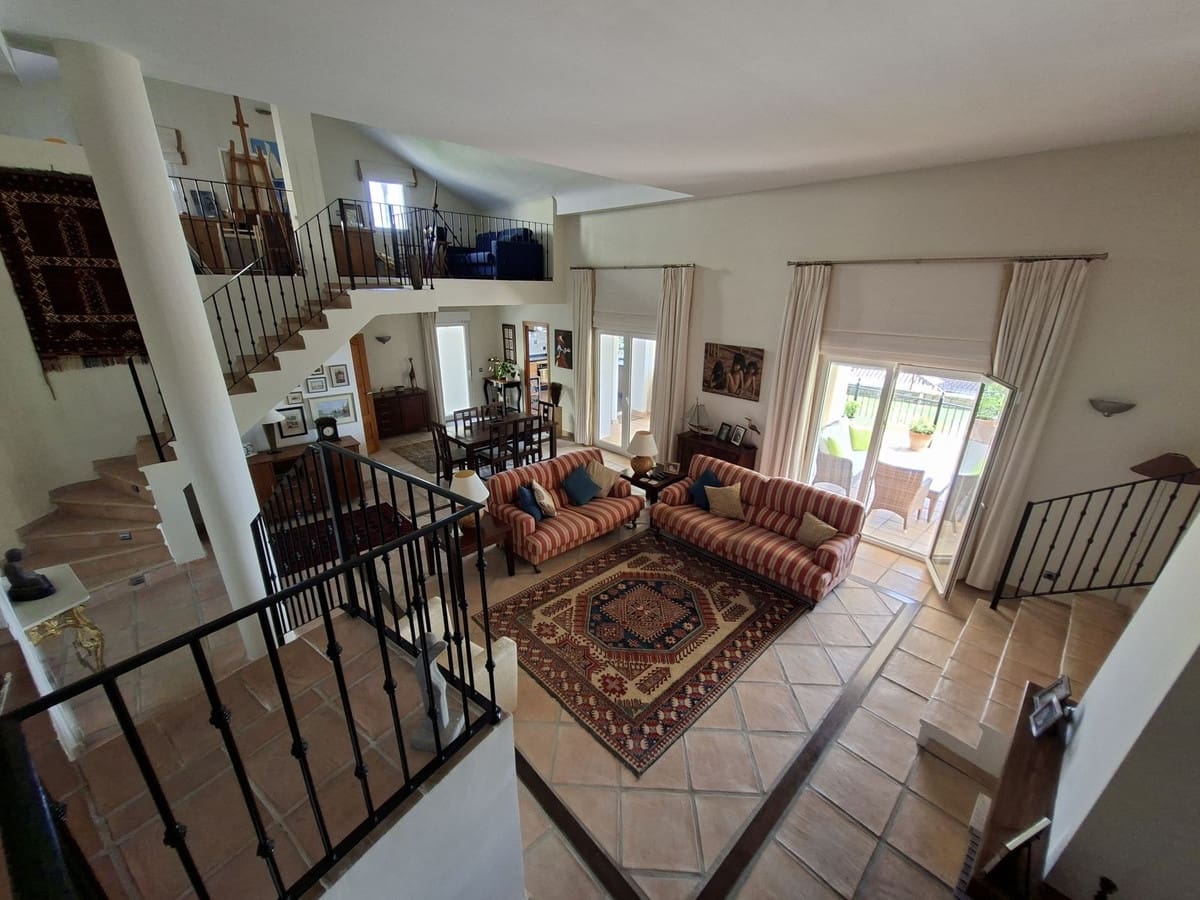 4 makuuhuone Huvila myytävänä paikassa La Duquesa / Puerto de la Duquesa mukana uima-altaan 
autotalli - 865 000 € (Ref: 10125210)