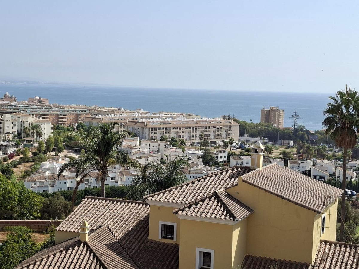 4 makuuhuone Huvila myytävänä paikassa La Duquesa / Puerto de la Duquesa mukana uima-altaan 
autotalli - 865 000 € (Ref: 10125210)