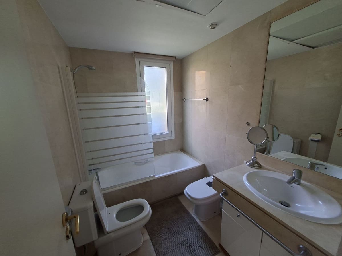2 bedroom Apartment for sale in La Duquesa / Puerto de la Duquesa with pool garage - € 620,000 (Ref: 10125212)