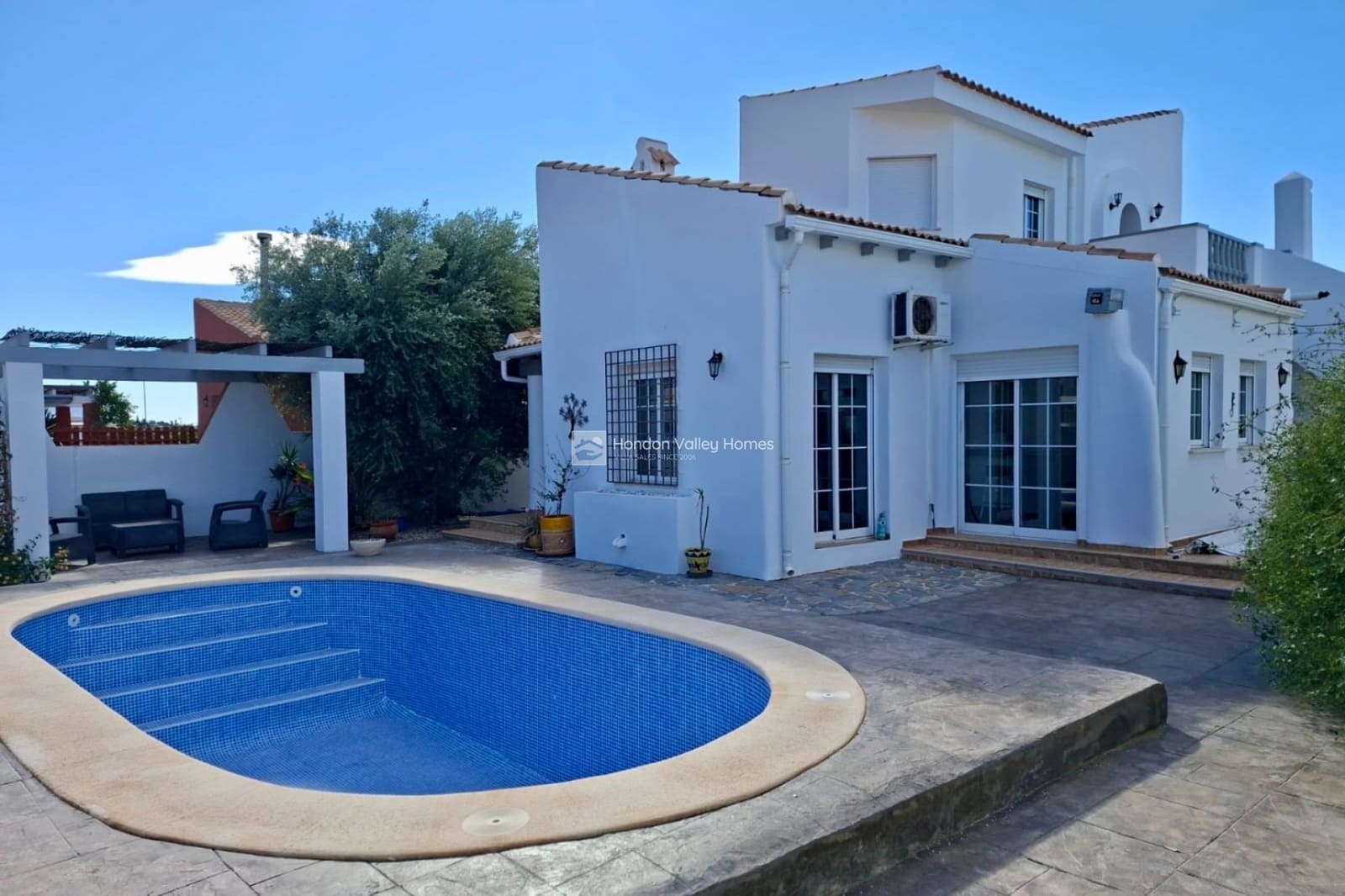 5 bedroom Villa for sale in Fortuna with pool - € 269,500 (Ref: 10033315)