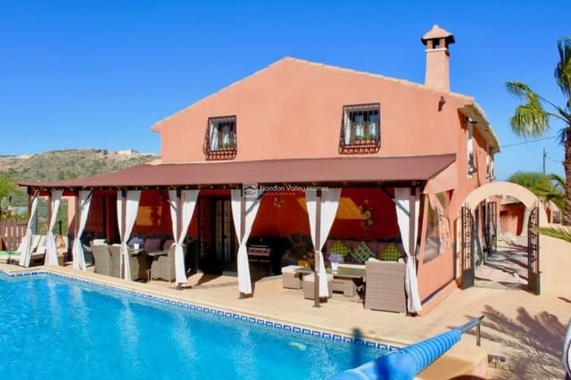 5 chambre Finca/Maison de Campagne à vendre à La Romana avec piscine garage - 575 000 € (Ref: 9676463)