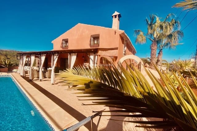 5 chambre Finca/Maison de Campagne à vendre à La Romana avec piscine garage - 575 000 € (Ref: 9676463)