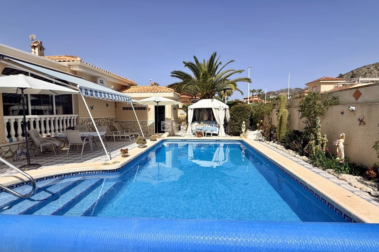 Chalet de 2 habitaciones en Hondón de las Nieves en venta con piscina - 299.950 € (Ref: 9758662)