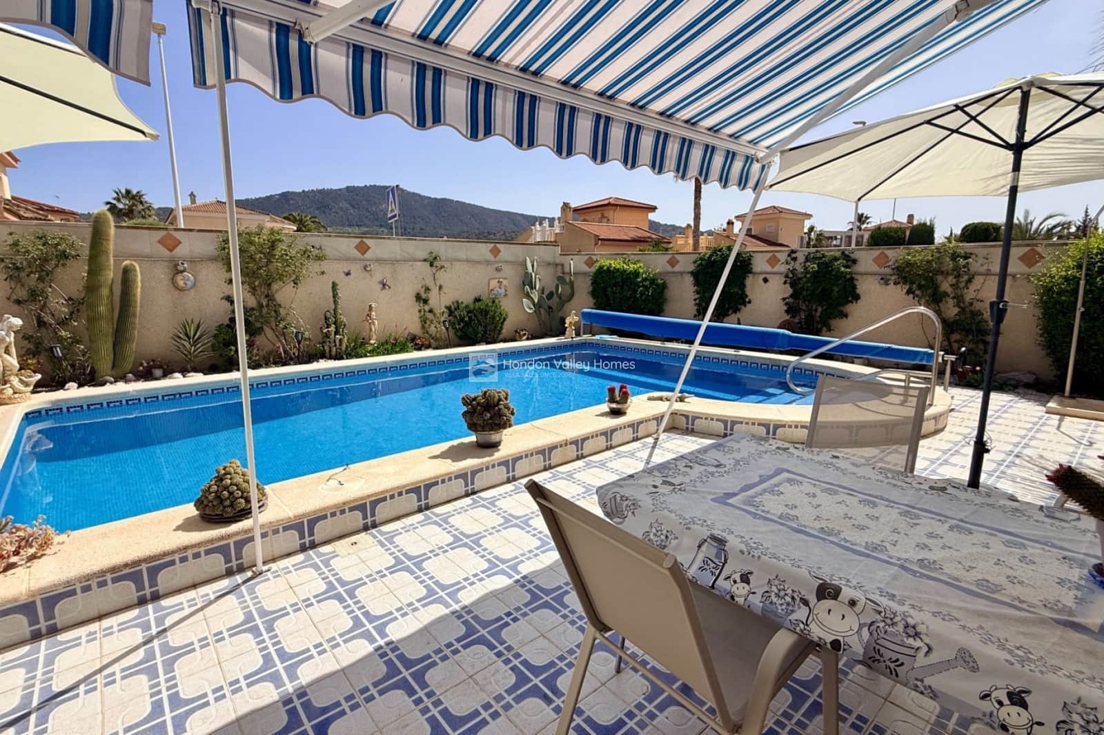 Chalet de 2 habitaciones en Hondón de las Nieves en venta con piscina - 299.950 € (Ref: 9758662)