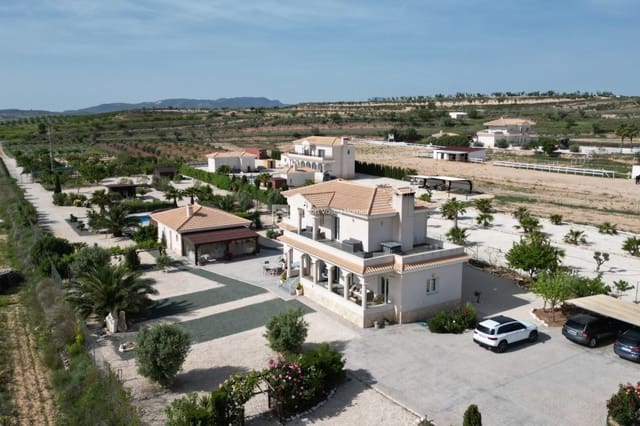 4 Zimmer Villa zu verkaufen in Pinoso mit Pool Garage - 649.950 € (Ref: 9798380)
