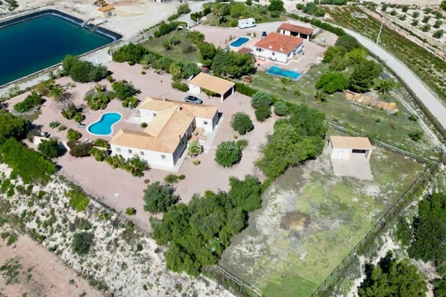 4 Zimmer Villa zu verkaufen in La Romana mit Pool Garage - 495.000 € (Ref: 9860999)