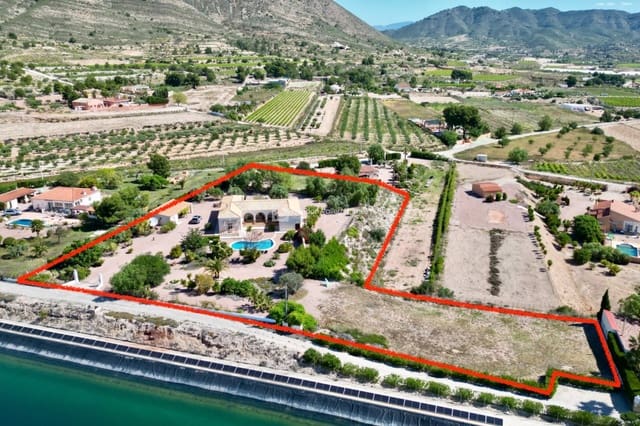 4 Zimmer Villa zu verkaufen in La Romana mit Pool Garage - 495.000 € (Ref: 9860999)