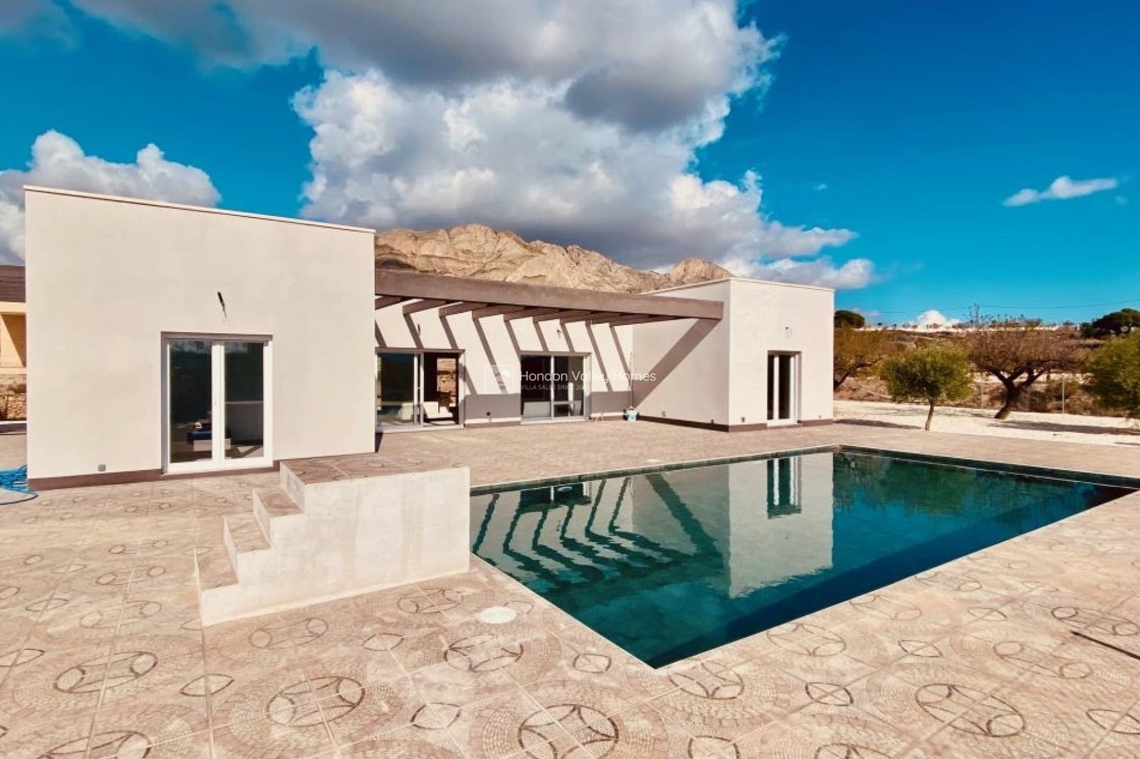 3 soveværelse Villa til salg i Macisvenda med swimmingpool garage - € 365.000 (Ref: 9932068)