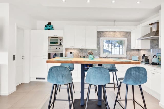 4 bedroom Villa for sale in Costa de la Calma, Calvià with pool garage - € 1,980,000 (Ref: 9552381)