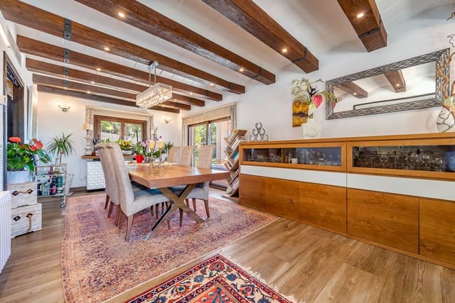 5 makuuhuone Omakotitalo myytävänä paikassa Calvià Pueblo, Calvià mukana uima-altaan 
autotalli - 2 170 000 € (Ref: 9552386)