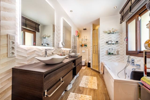 5 makuuhuone Omakotitalo myytävänä paikassa Calvià Pueblo, Calvià mukana uima-altaan 
autotalli - 2 170 000 € (Ref: 9552386)