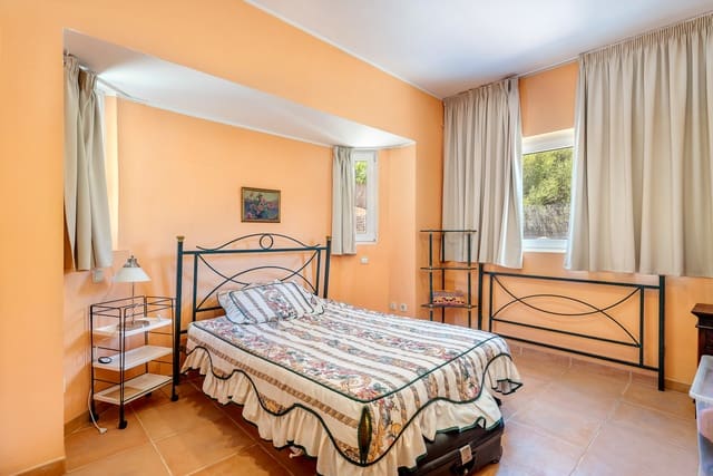 4 sypialnia Willa na sprzedaż w Santa Ponsa, Calvià z basenem garażem - 1 750 000 € (Ref: 9552389)