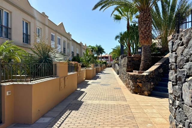 Chalet de 3 habitaciones en Casco Urbano, Adeje en venta con piscina garaje - 700.000 € (Ref: 10009619)