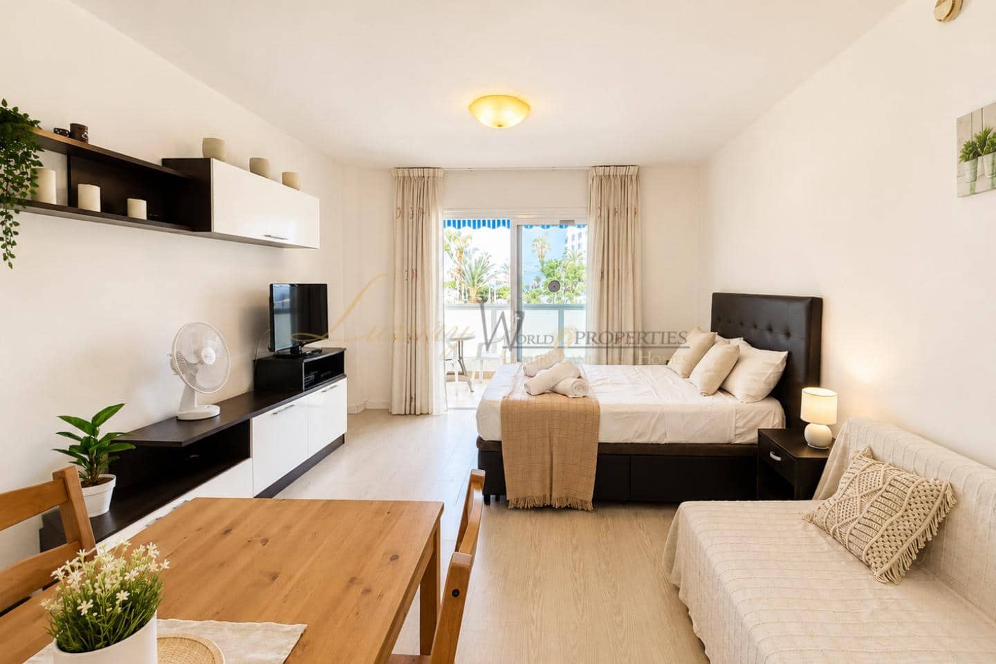 Flat for sale in Playa de las Americas with pool - € 239,000 (Ref: 10036213)