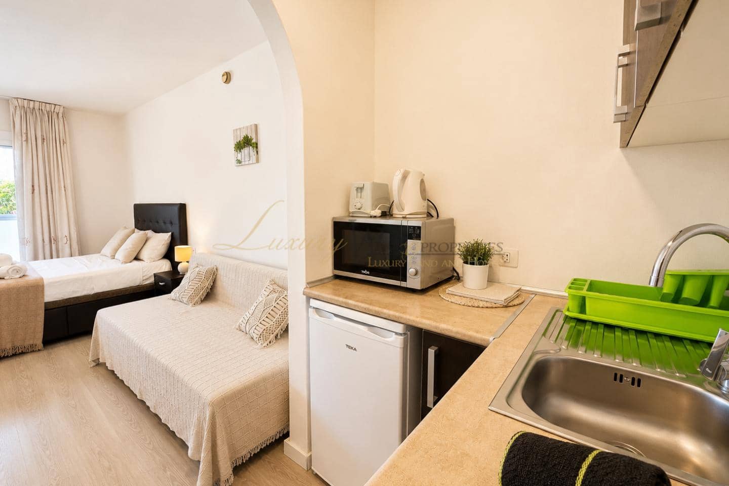 Flat for sale in Playa de las Americas with pool - € 239,000 (Ref: 10036213)