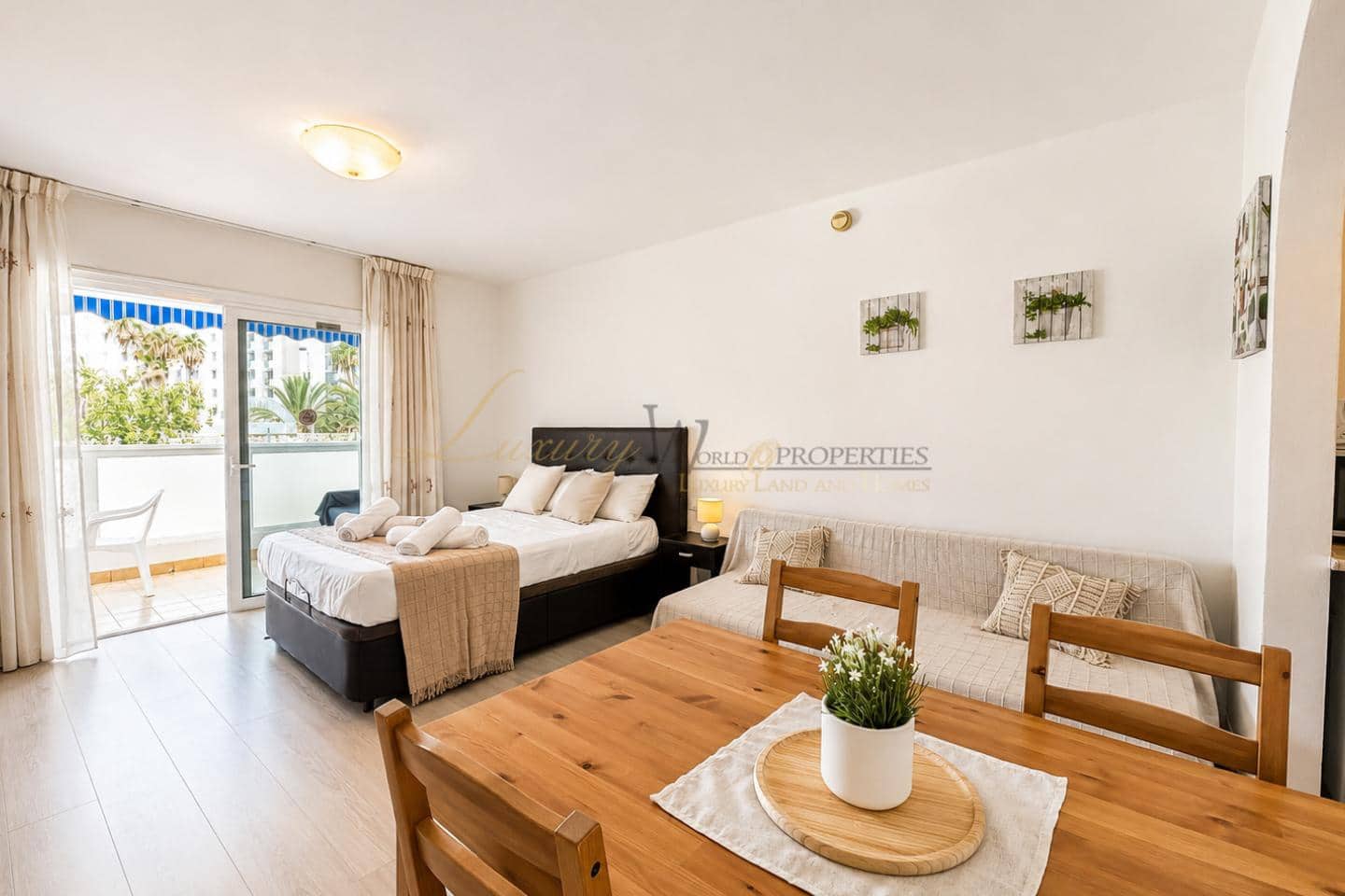 Flat for sale in Playa de las Americas with pool - € 239,000 (Ref: 10036213)