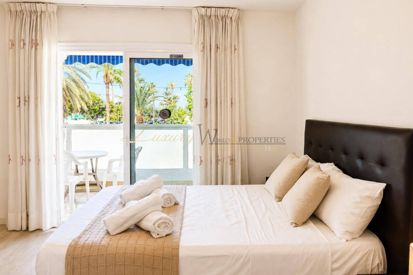 Flat for sale in Playa de las Americas with pool - € 239,000 (Ref: 10036213)