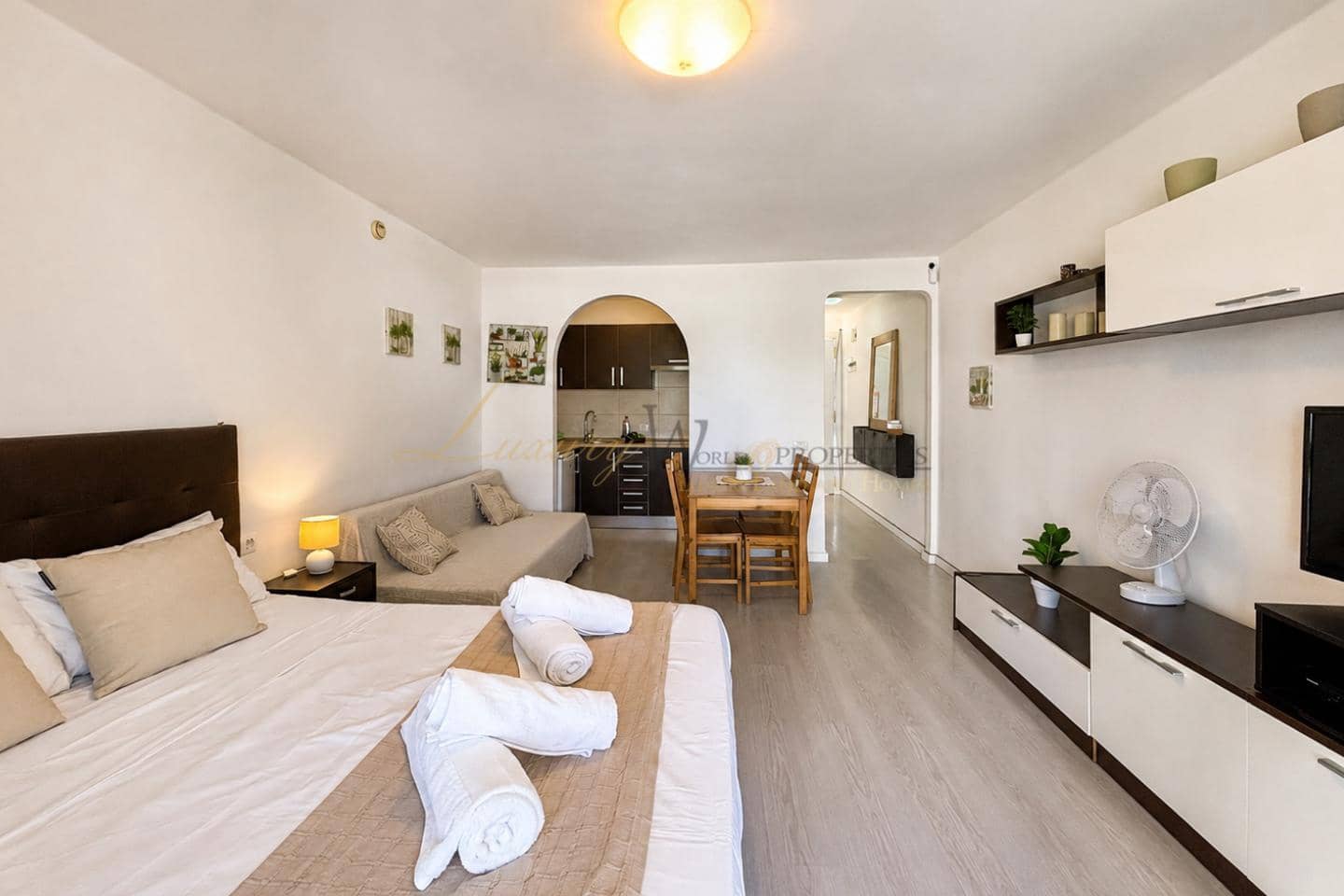 Flat for sale in Playa de las Americas with pool - € 239,000 (Ref: 10036213)