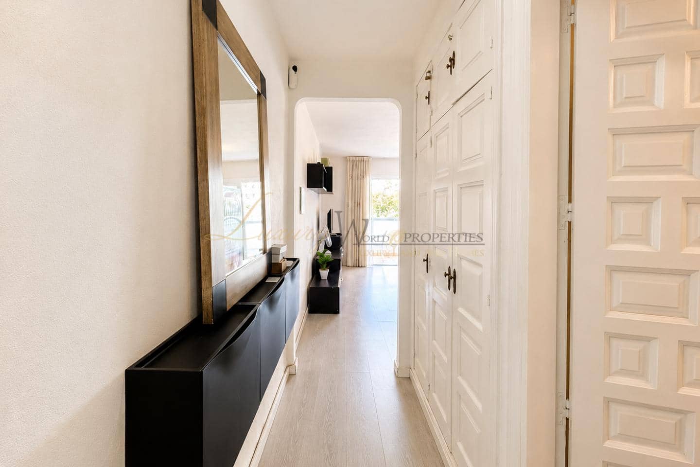 Flat for sale in Playa de las Americas with pool - € 239,000 (Ref: 10036213)