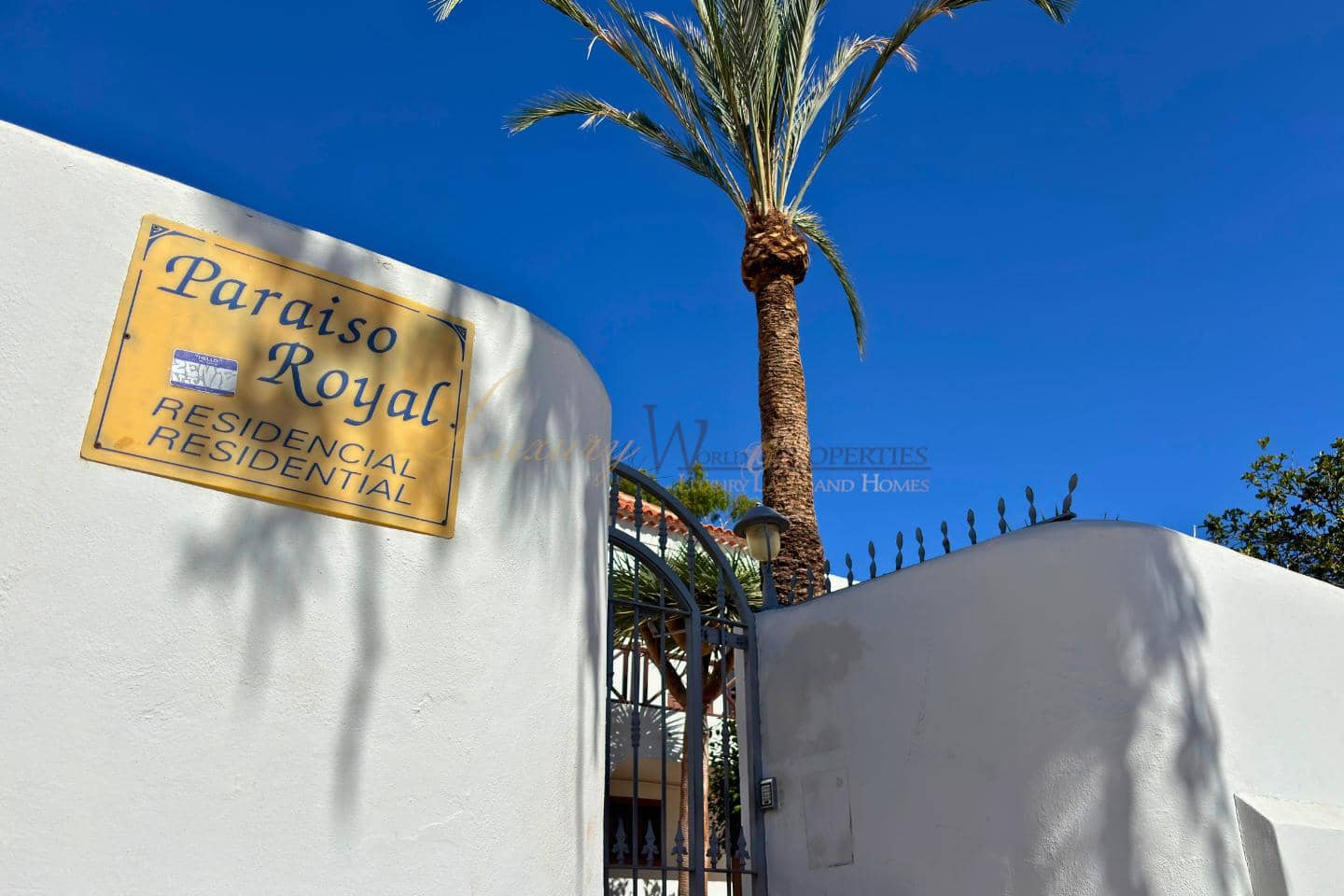Flat for sale in Playa de las Americas with pool - € 239,000 (Ref: 10036213)