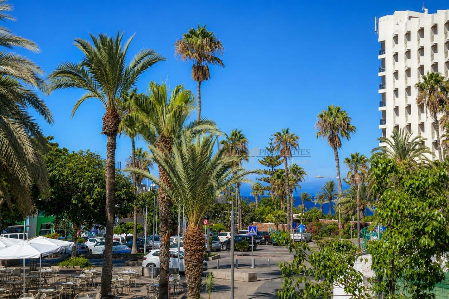 Flat for sale in Playa de las Americas with pool - € 239,000 (Ref: 10036213)