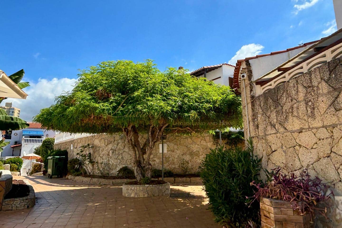 Flat for sale in Playa de las Americas with pool - € 239,000 (Ref: 10036213)