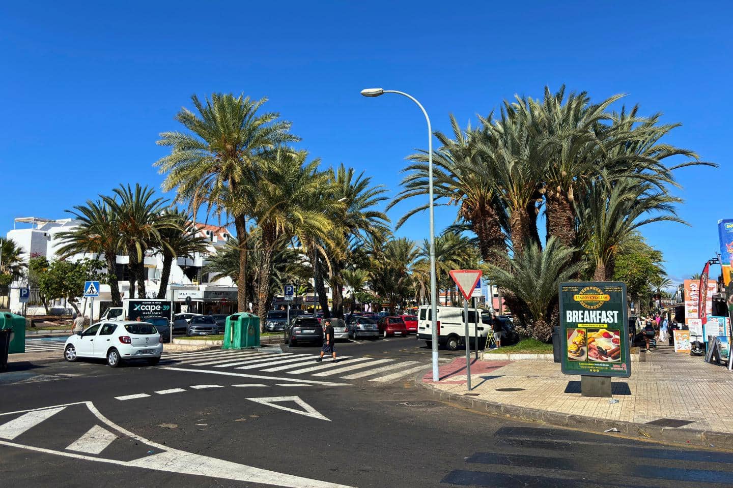 Flat for sale in Playa de las Americas with pool - € 239,000 (Ref: 10036213)