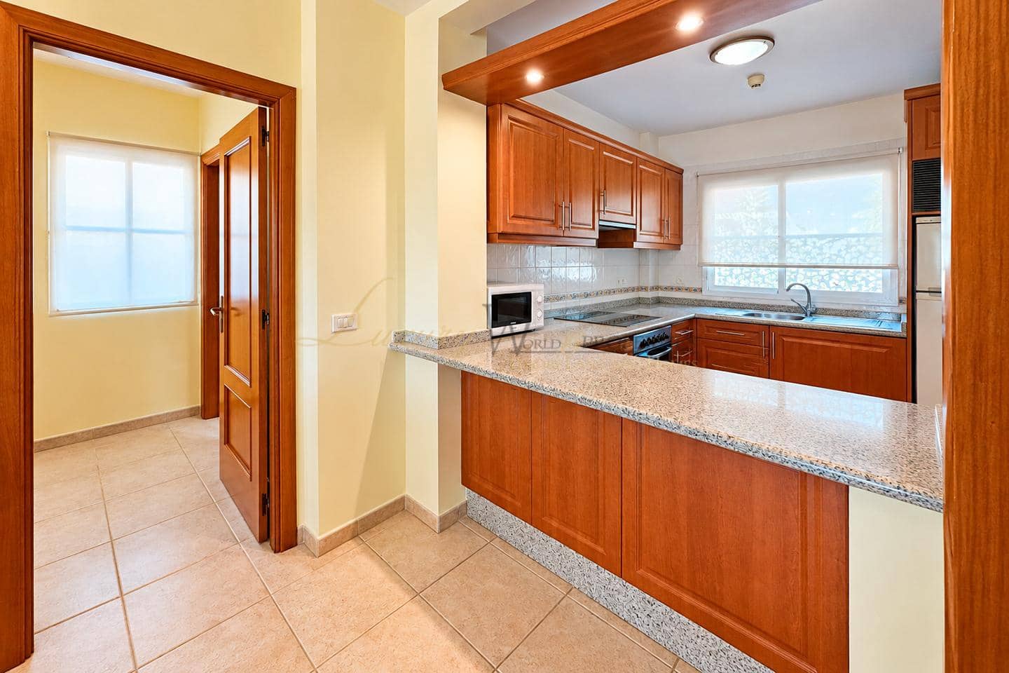 2 slaapkamer Flat te koop in Los Cristianos met zwembad - € 380.000 (Ref: 10057346)