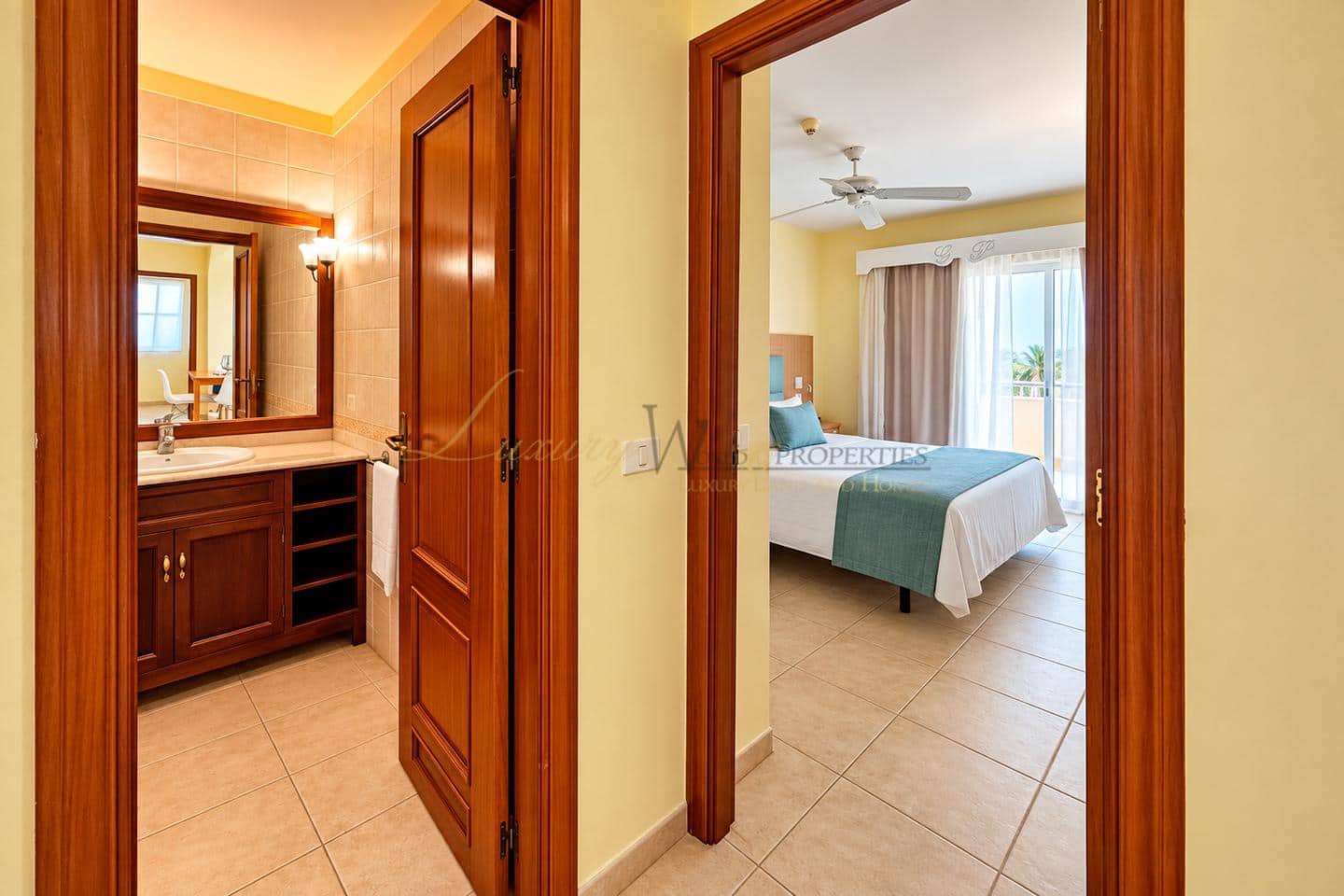 2 slaapkamer Flat te koop in Los Cristianos met zwembad - € 380.000 (Ref: 10057346)