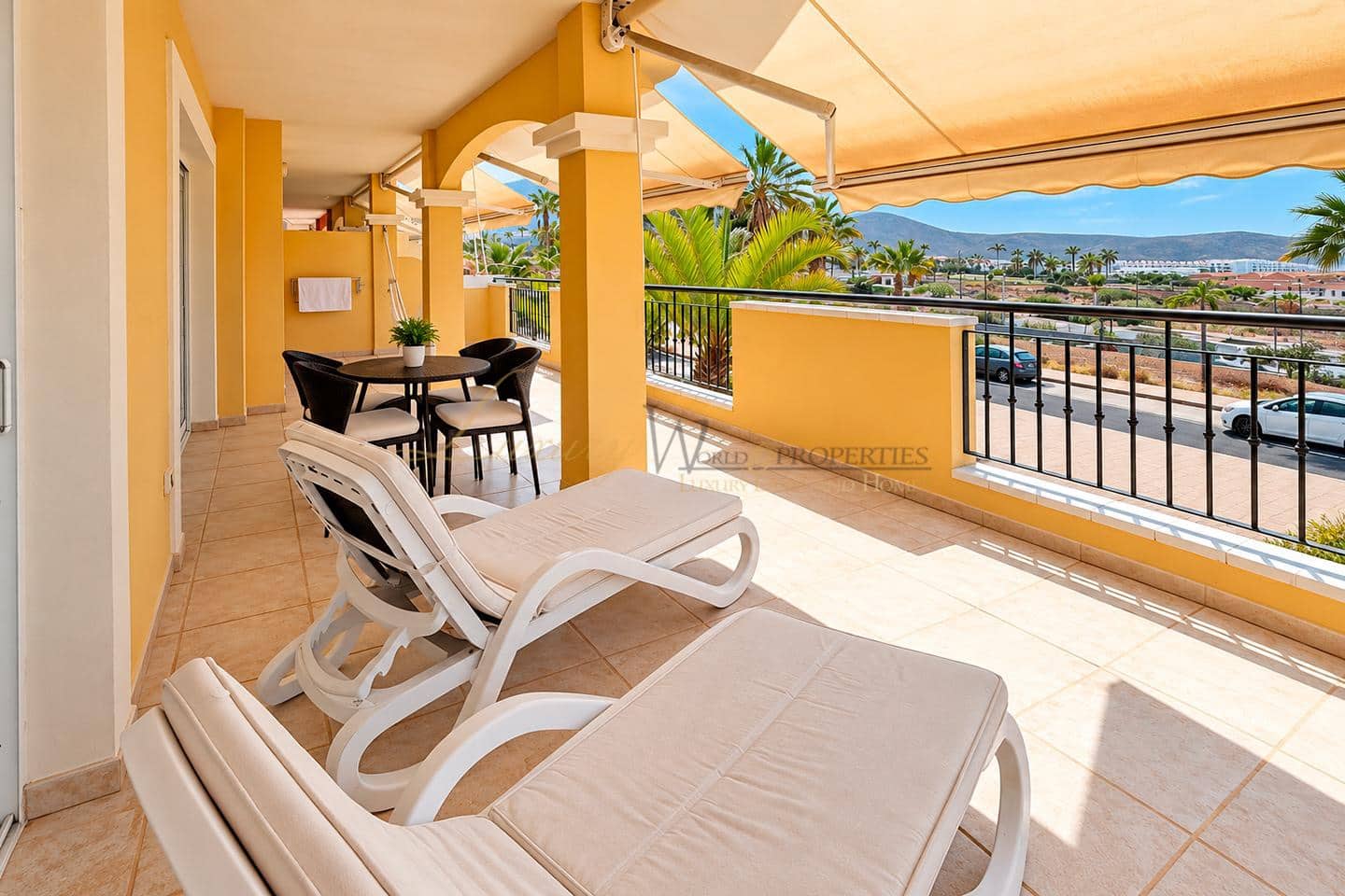 2 slaapkamer Flat te koop in Los Cristianos met zwembad - € 380.000 (Ref: 10057346)