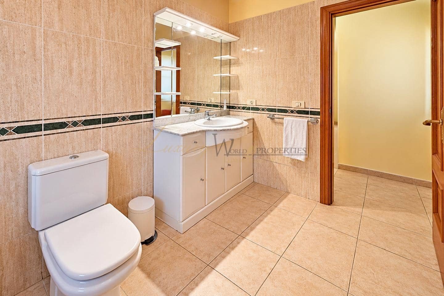 2 slaapkamer Flat te koop in Los Cristianos met zwembad - € 380.000 (Ref: 10057346)